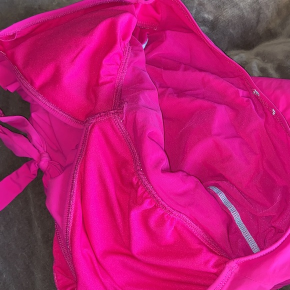 Merona one-piece with tummy control - Picture 3 of 4